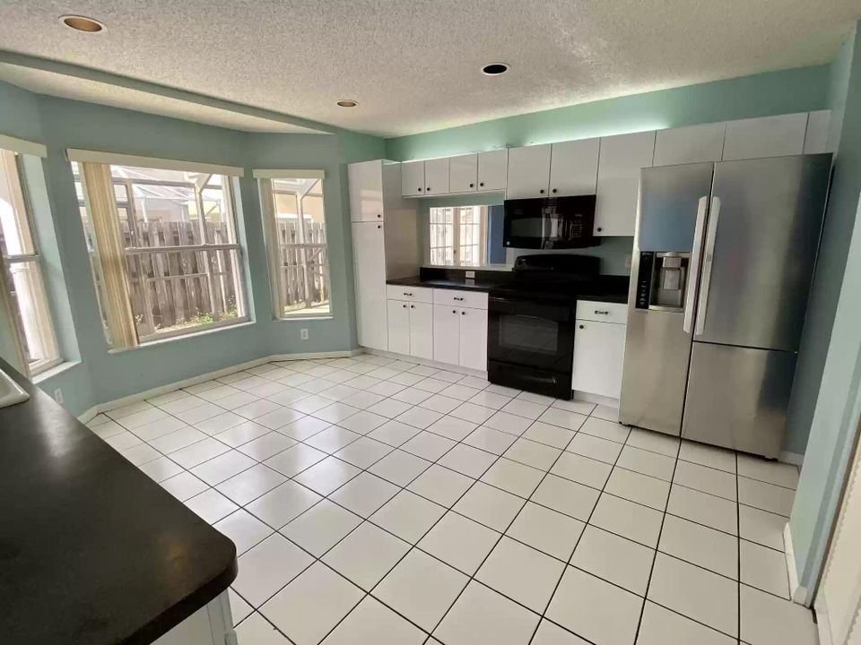 For Rent: $3,700 (4 beds, 2 baths, 1927 Square Feet)