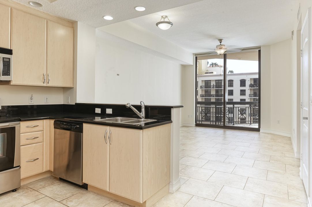 For Sale: $599,000 (1 beds, 1 baths, 786 Square Feet)