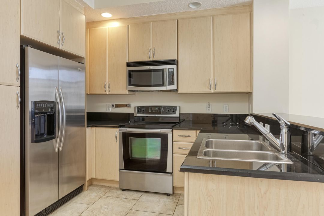 For Sale: $599,000 (1 beds, 1 baths, 786 Square Feet)