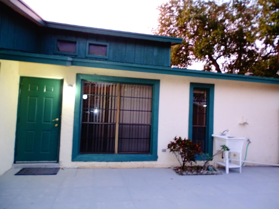 For Sale: $312,000 (2 beds, 2 baths, 1098 Square Feet)