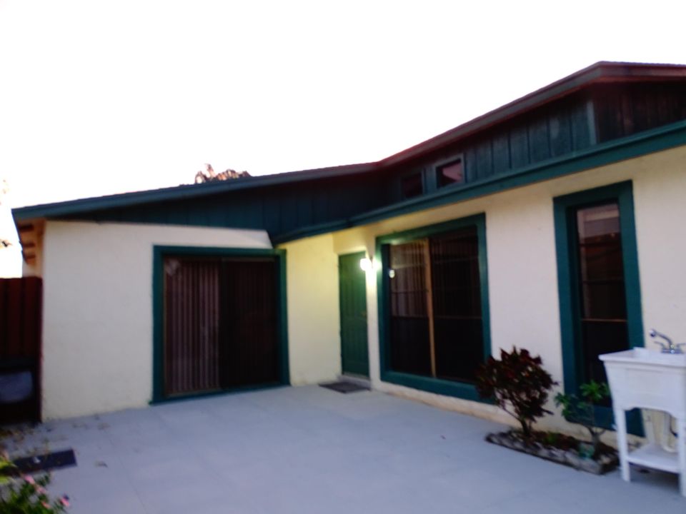 For Sale: $312,000 (2 beds, 2 baths, 1098 Square Feet)