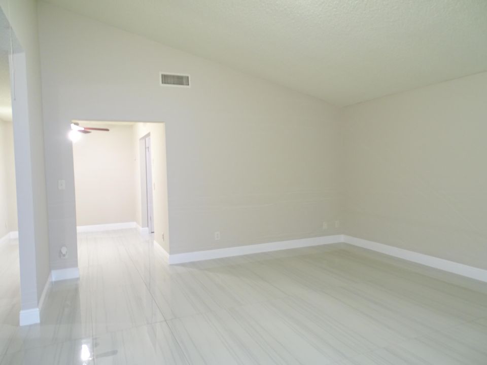 For Sale: $312,000 (2 beds, 2 baths, 1098 Square Feet)