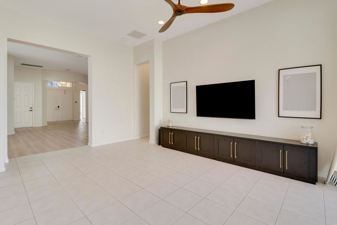 For Sale: $439,000 (2 beds, 2 baths, 2318 Square Feet)