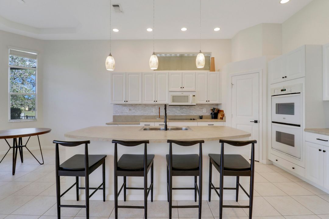 For Sale: $439,000 (2 beds, 2 baths, 2318 Square Feet)