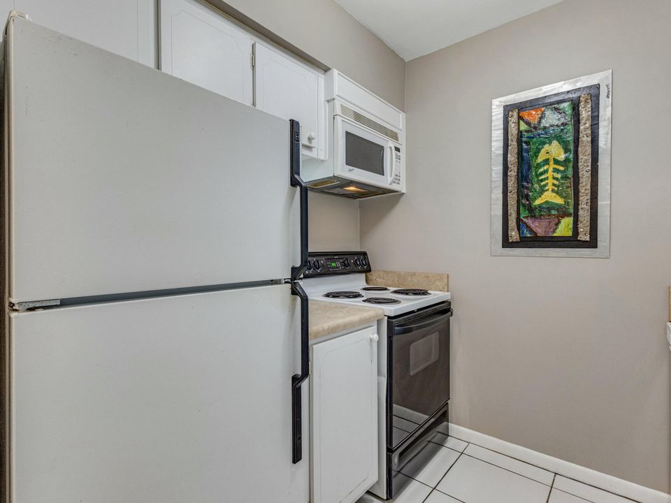 For Sale: $120,000 (1 beds, 1 baths, 570 Square Feet)