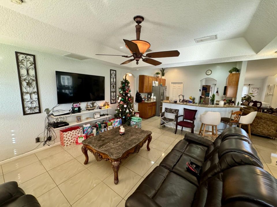 For Sale: $479,900 (4 beds, 2 baths, 2006 Square Feet)