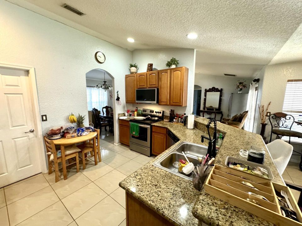 For Sale: $479,900 (4 beds, 2 baths, 2006 Square Feet)