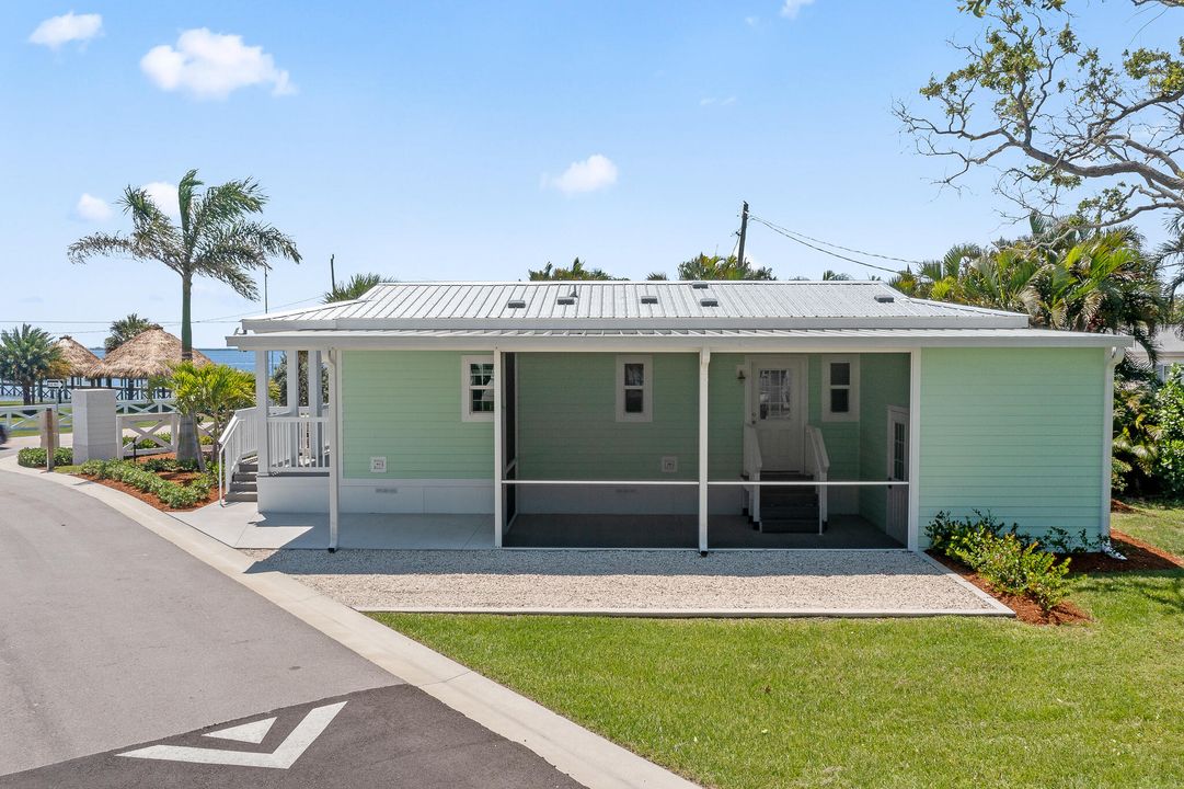 For Sale: $305,000 (2 beds, 2 baths, 945 Square Feet)