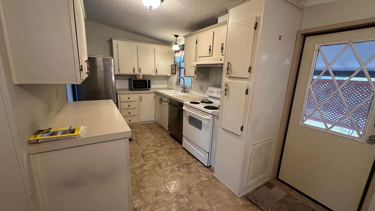 For Sale: $230,600 (2 beds, 2 baths, 1008 Square Feet)