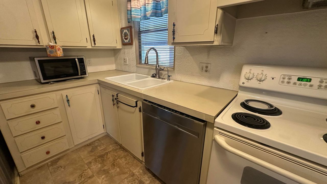 For Sale: $230,600 (2 beds, 2 baths, 1008 Square Feet)