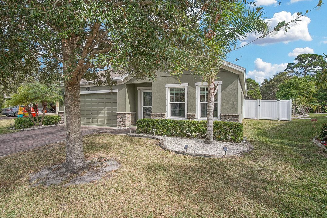 For Sale: $409,900 (3 beds, 2 baths, 1962 Square Feet)