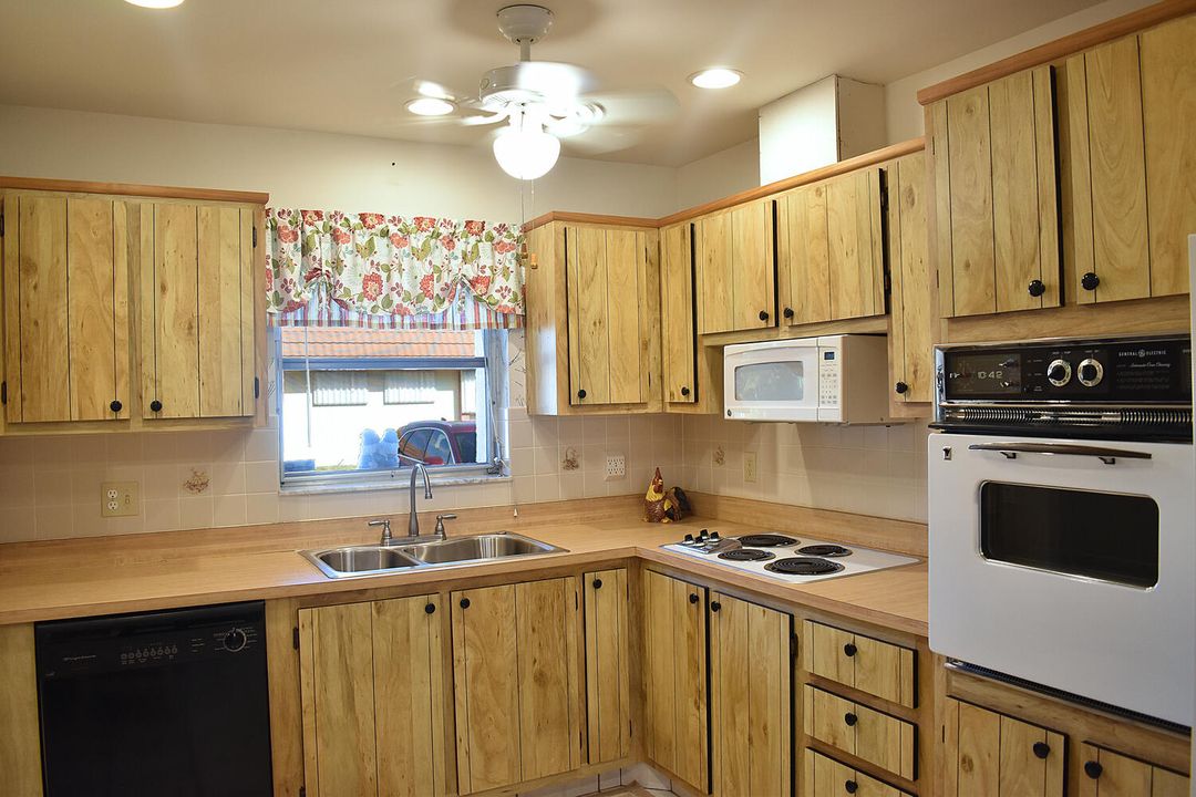 For Sale: $220,000 (2 beds, 2 baths, 1324 Square Feet)