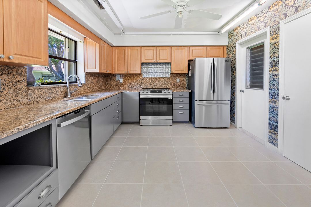 For Sale: $262,500 (2 beds, 2 baths, 1404 Square Feet)