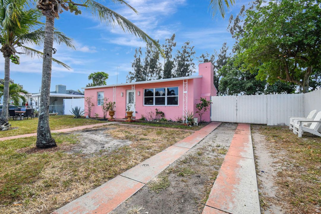 For Sale: $335,000 (3 beds, 1 baths, 936 Square Feet)