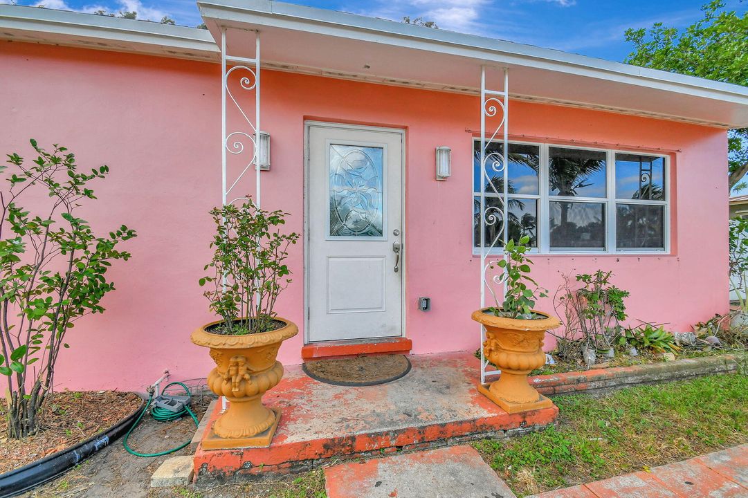 For Sale: $335,000 (3 beds, 1 baths, 936 Square Feet)