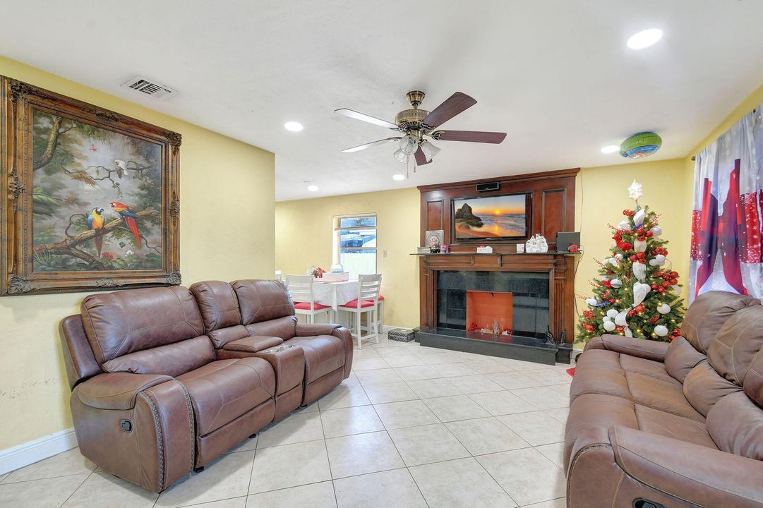 For Sale: $335,000 (3 beds, 1 baths, 936 Square Feet)