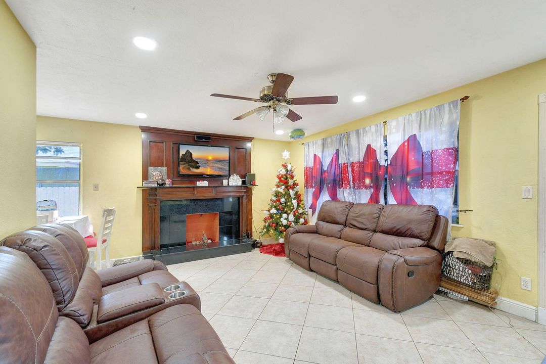 For Sale: $335,000 (3 beds, 1 baths, 936 Square Feet)