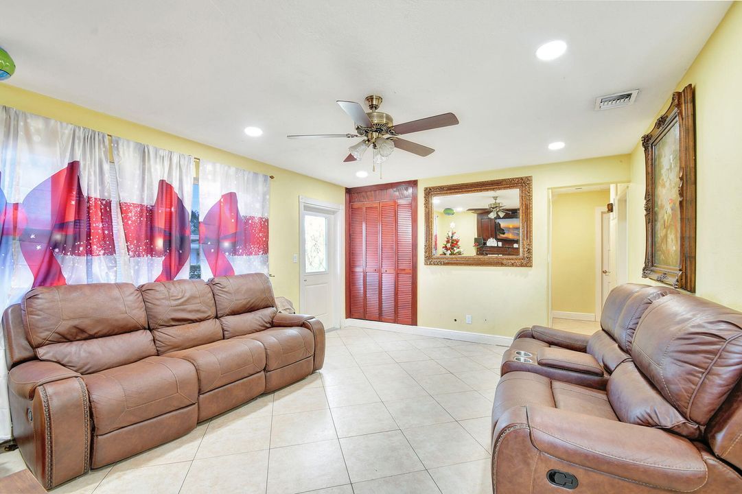 For Sale: $335,000 (3 beds, 1 baths, 936 Square Feet)