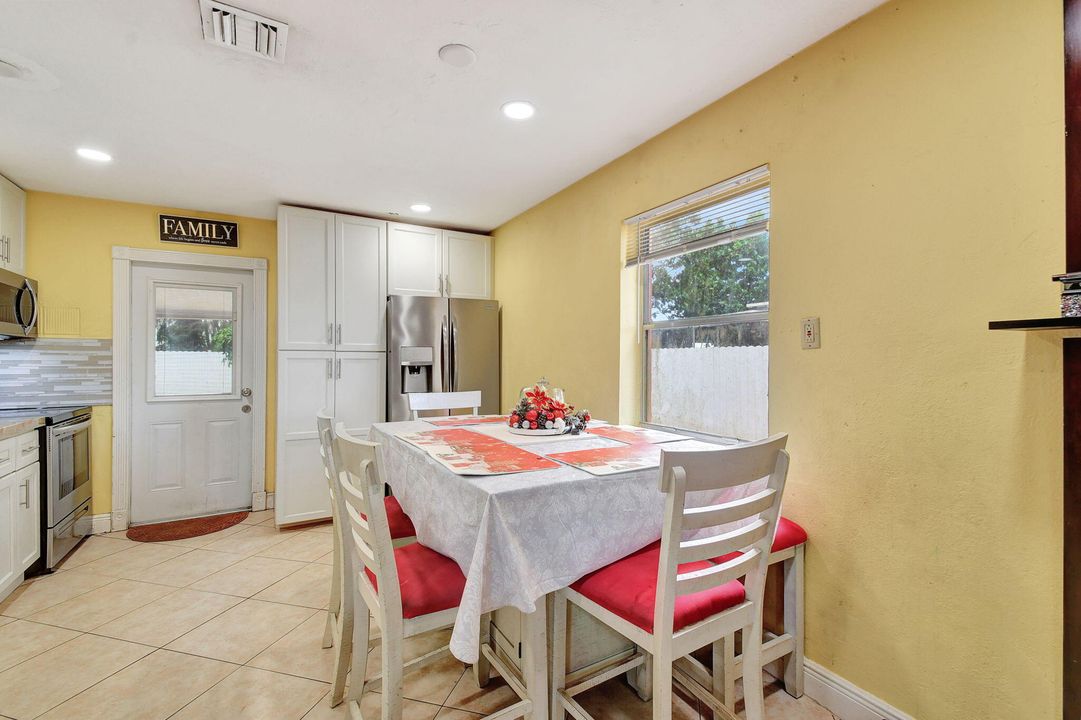 For Sale: $335,000 (3 beds, 1 baths, 936 Square Feet)