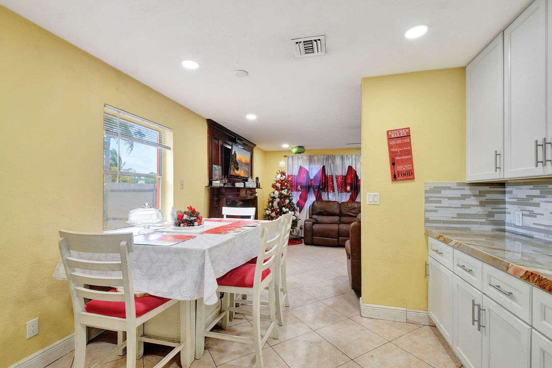 For Sale: $335,000 (3 beds, 1 baths, 936 Square Feet)