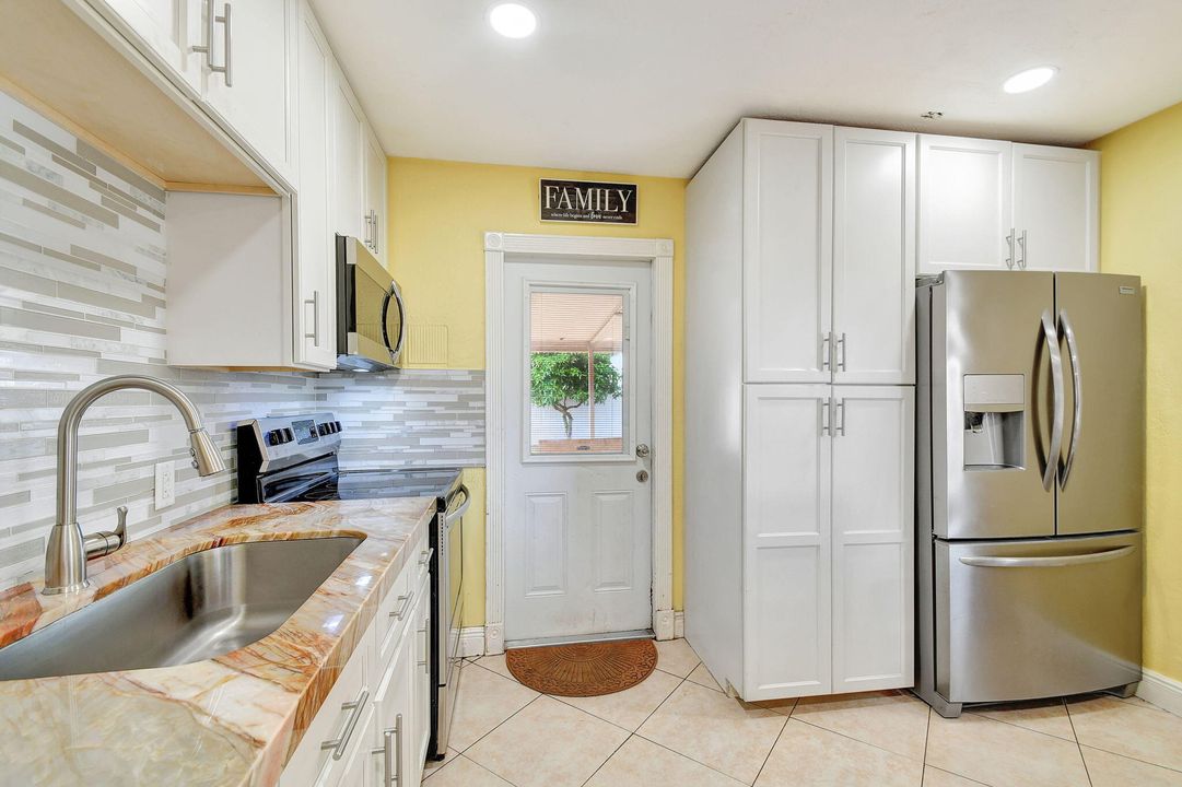 For Sale: $335,000 (3 beds, 1 baths, 936 Square Feet)