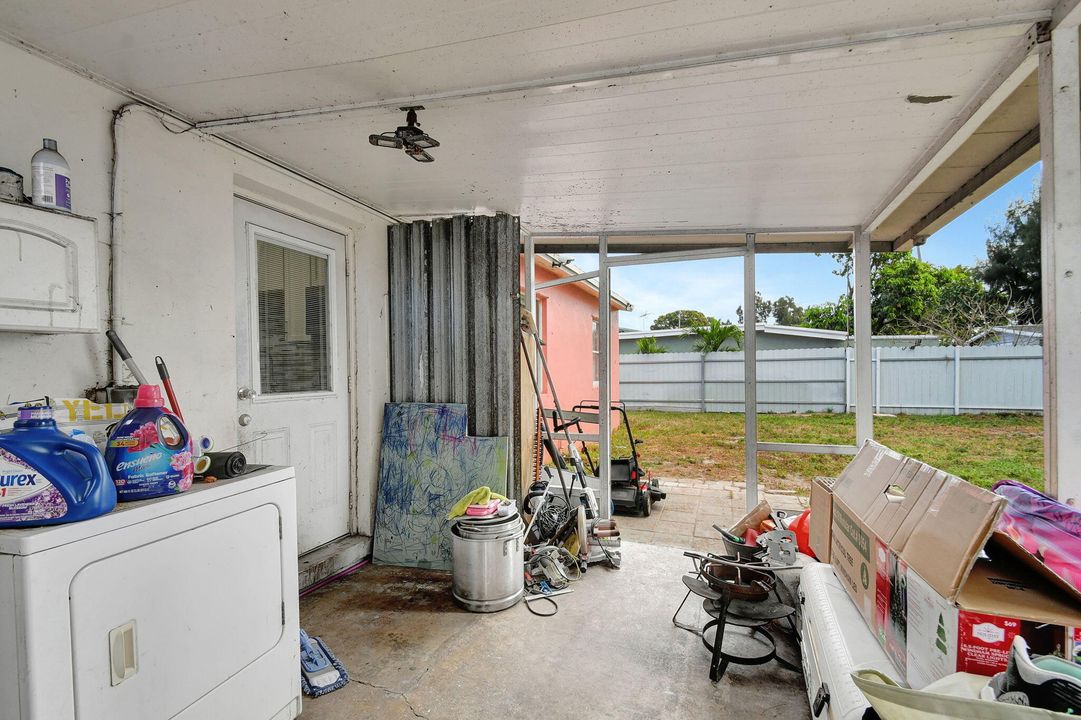 For Sale: $335,000 (3 beds, 1 baths, 936 Square Feet)