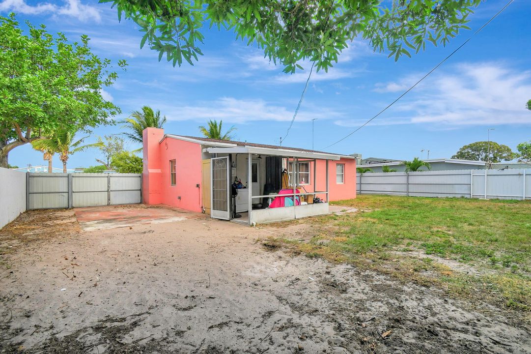 For Sale: $335,000 (3 beds, 1 baths, 936 Square Feet)