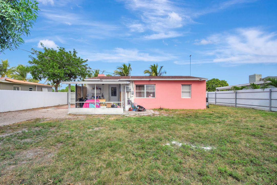 For Sale: $335,000 (3 beds, 1 baths, 936 Square Feet)