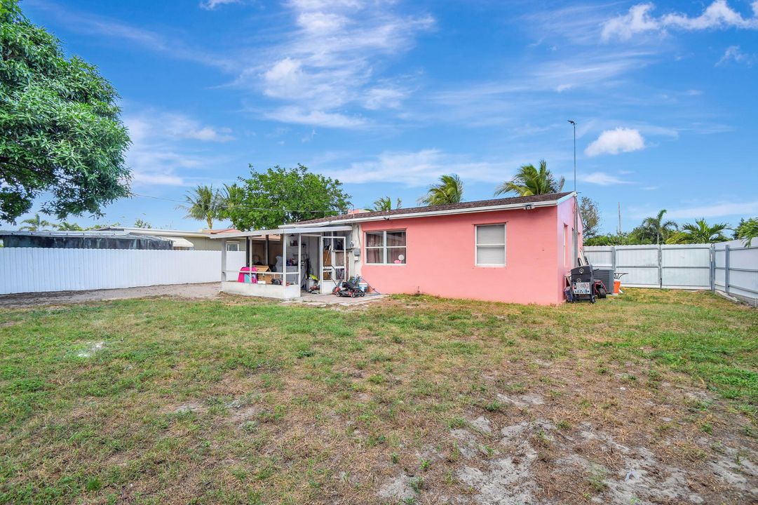 For Sale: $335,000 (3 beds, 1 baths, 936 Square Feet)