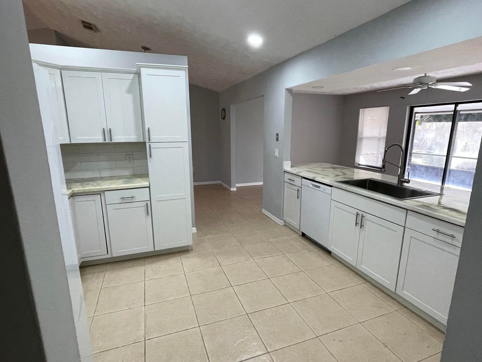 For Rent: $2,400 (2 beds, 2 baths, 1427 Square Feet)