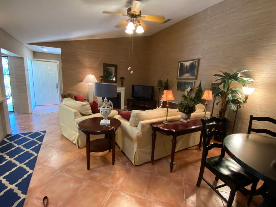 For Sale: $289,900 (2 beds, 2 baths, 1184 Square Feet)