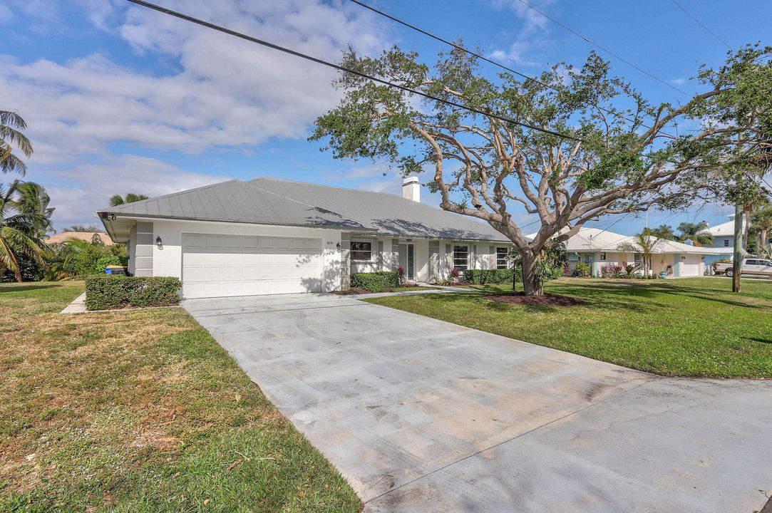 For Sale: $1,450,000 (4 beds, 2 baths, 2073 Square Feet)