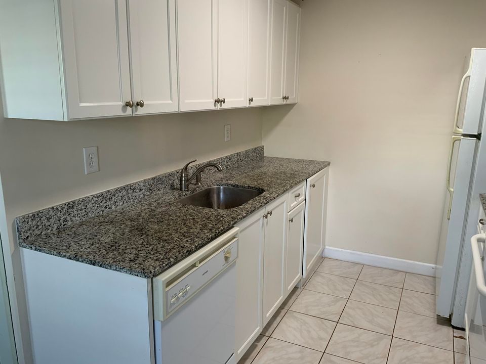 For Sale: $149,900 (2 beds, 1 baths, 861 Square Feet)