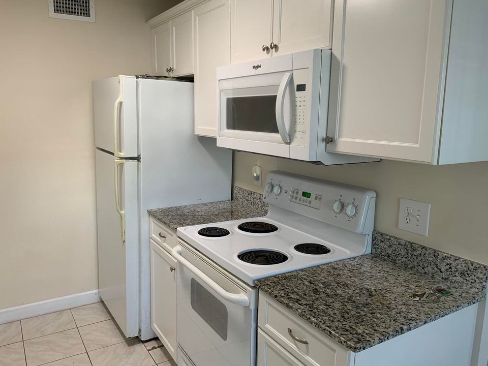 For Sale: $149,900 (2 beds, 1 baths, 861 Square Feet)