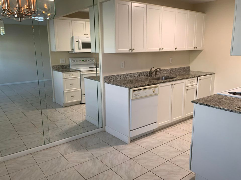 For Sale: $149,900 (2 beds, 1 baths, 861 Square Feet)