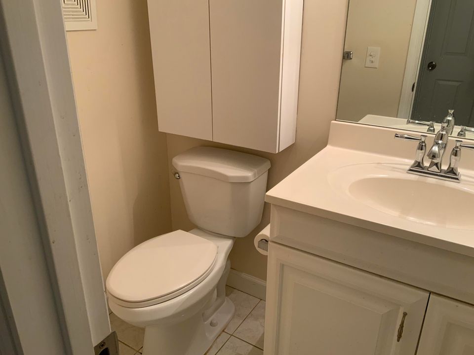 For Sale: $149,900 (2 beds, 1 baths, 861 Square Feet)