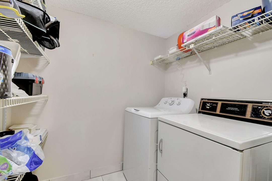 For Sale: $265,000 (2 beds, 2 baths, 1111 Square Feet)