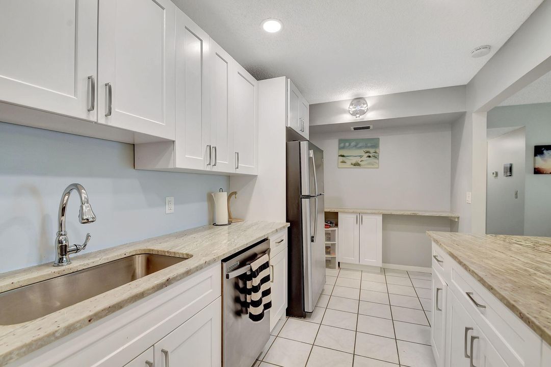 For Sale: $265,000 (2 beds, 2 baths, 1111 Square Feet)