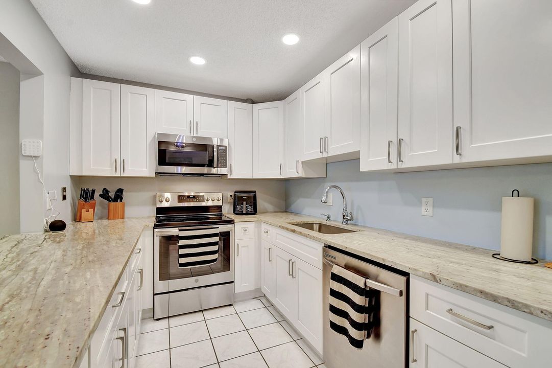 For Sale: $265,000 (2 beds, 2 baths, 1111 Square Feet)