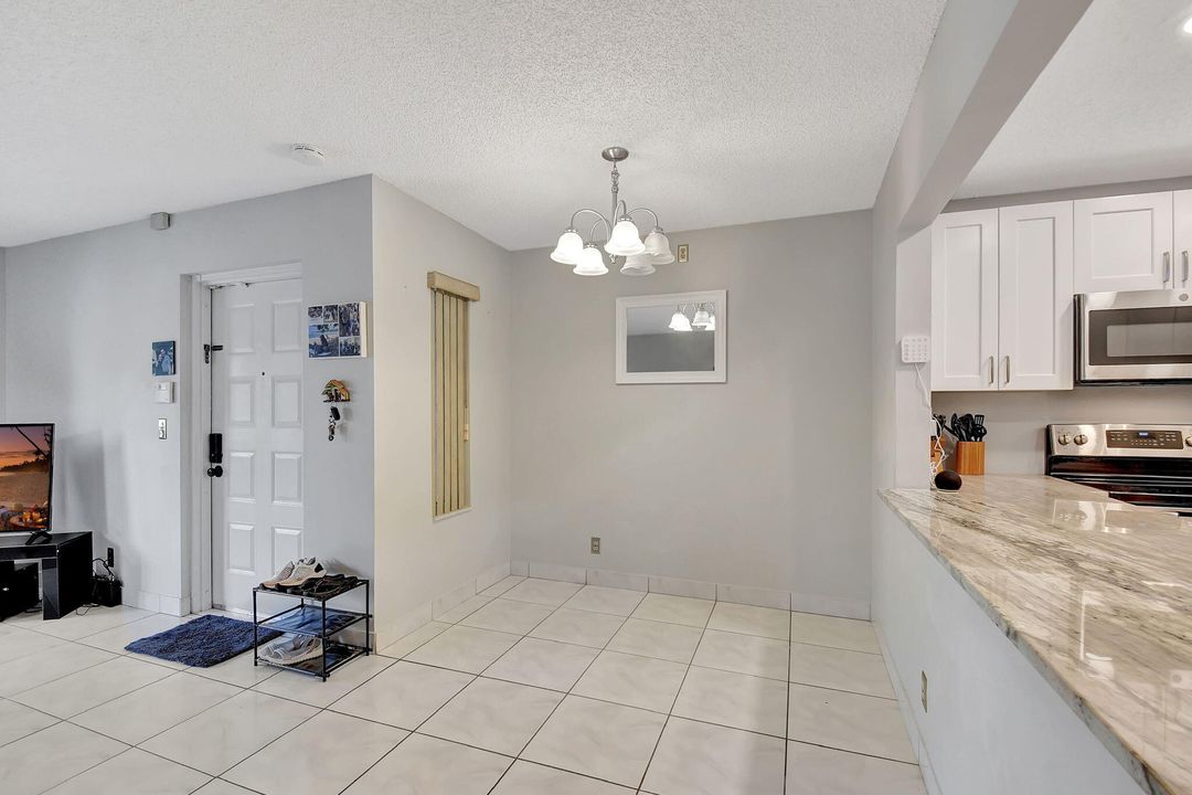 For Sale: $265,000 (2 beds, 2 baths, 1111 Square Feet)