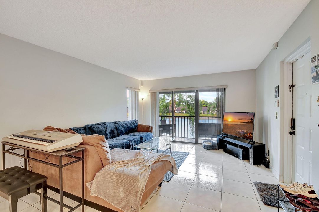 For Sale: $265,000 (2 beds, 2 baths, 1111 Square Feet)