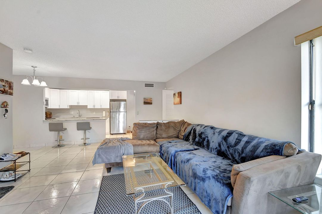 For Sale: $265,000 (2 beds, 2 baths, 1111 Square Feet)