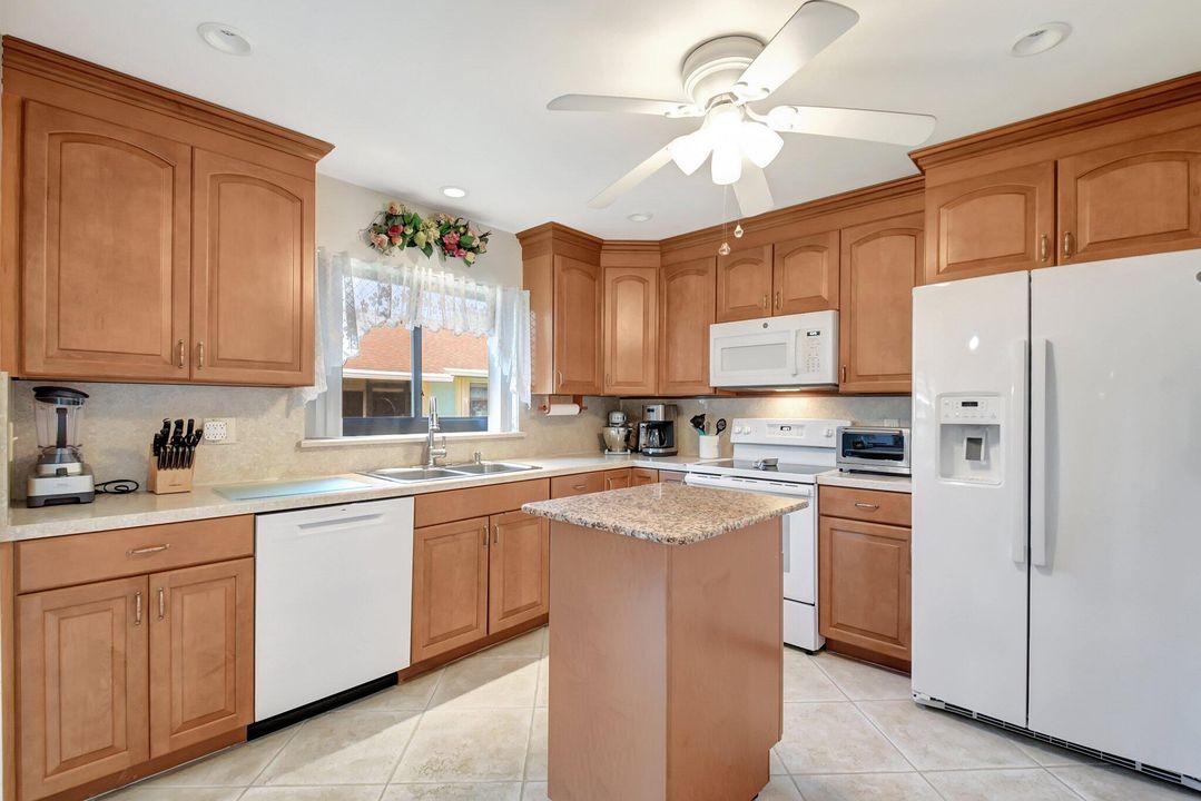 For Sale: $299,000 (2 beds, 2 baths, 1404 Square Feet)