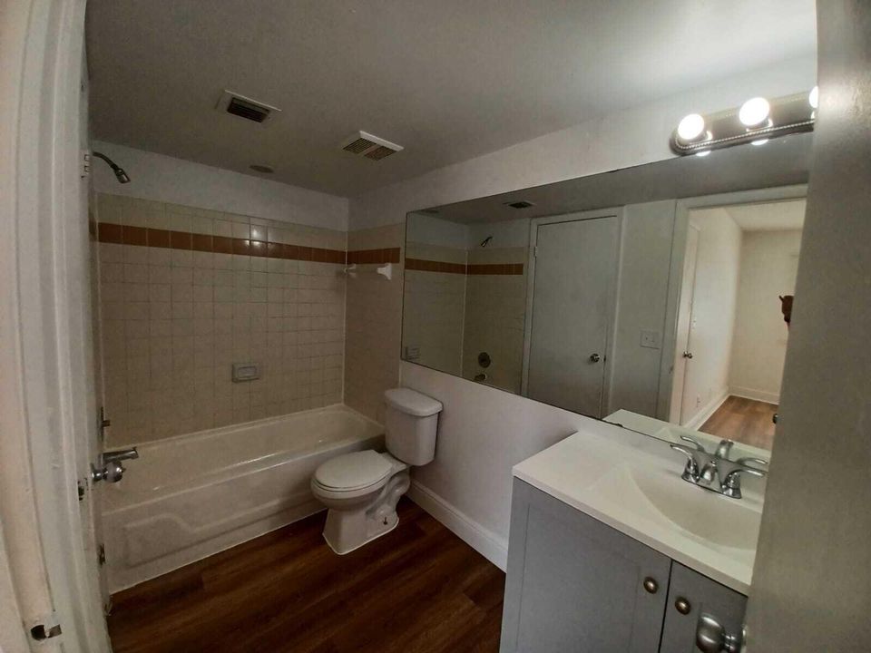 For Rent: $1,925 (2 beds, 1 baths, 835 Square Feet)