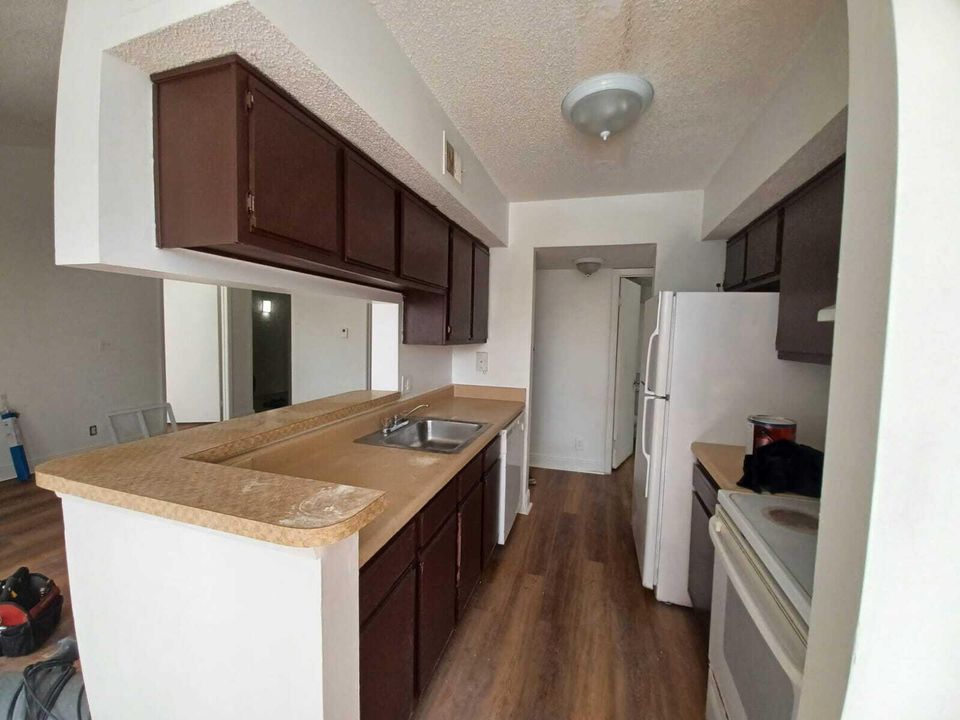 For Rent: $1,925 (2 beds, 1 baths, 835 Square Feet)