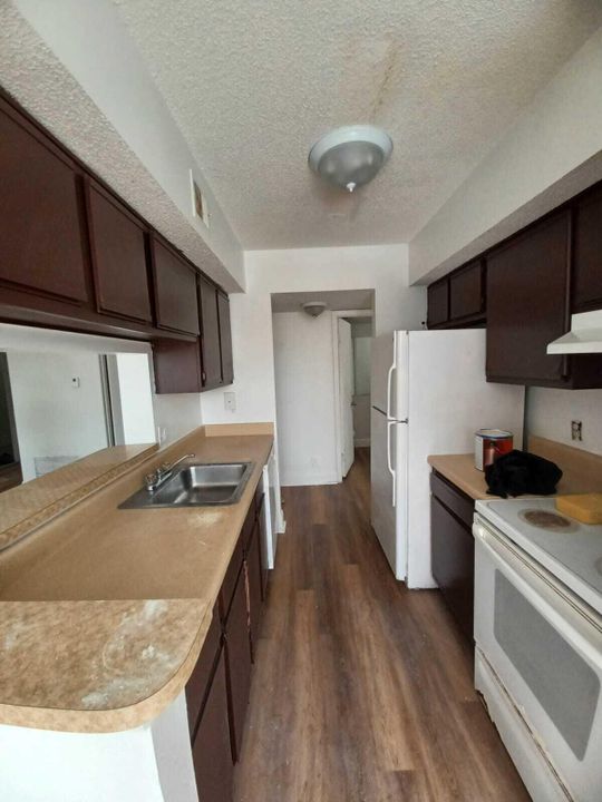 For Rent: $1,925 (2 beds, 1 baths, 835 Square Feet)