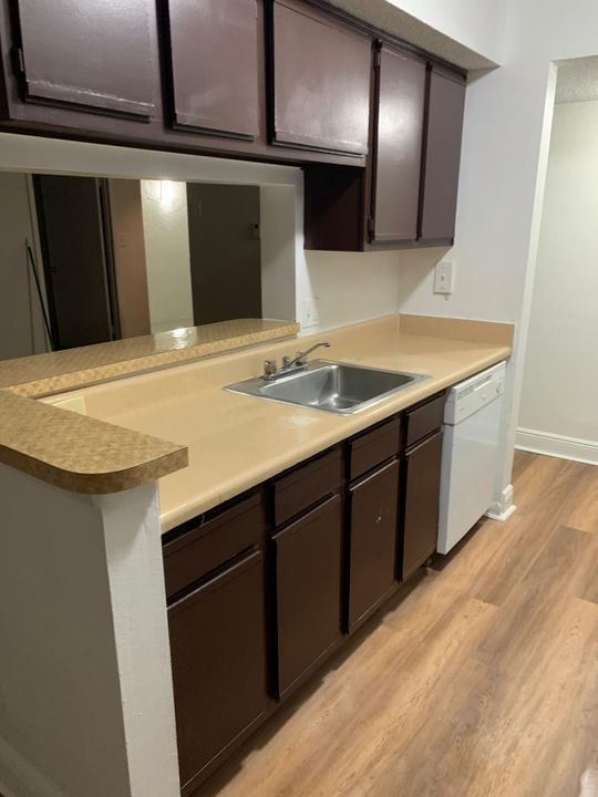 For Rent: $1,925 (2 beds, 1 baths, 835 Square Feet)