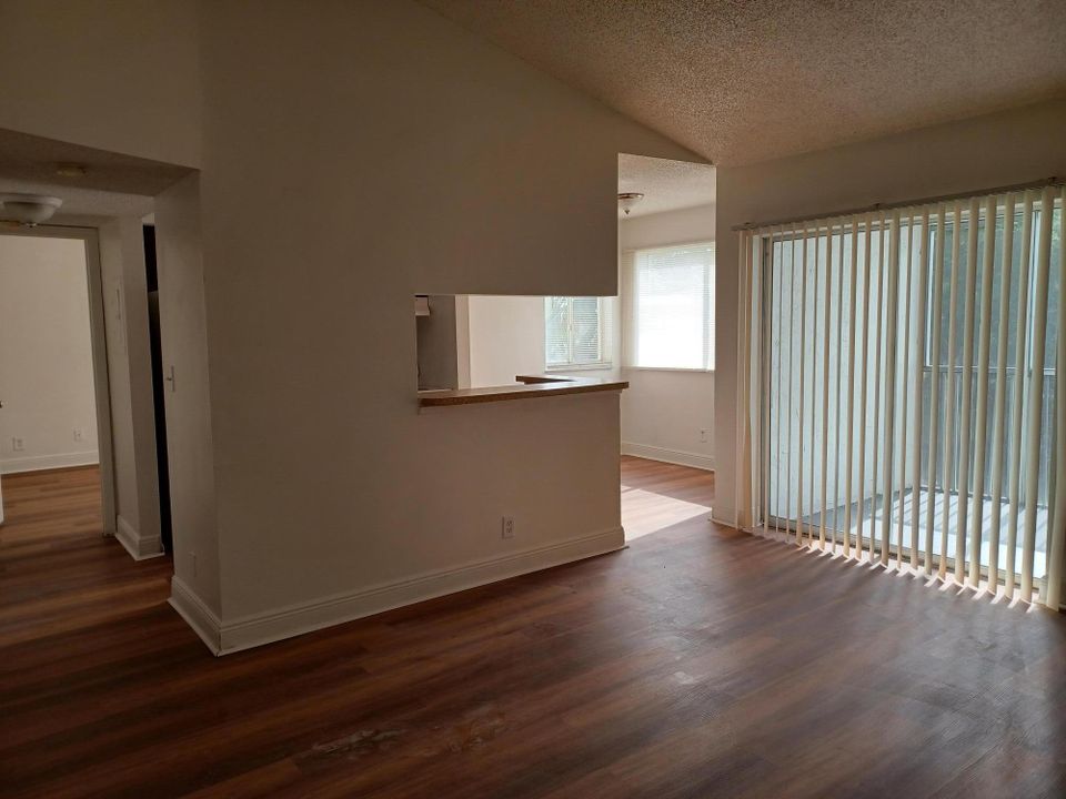 For Rent: $1,925 (2 beds, 1 baths, 835 Square Feet)