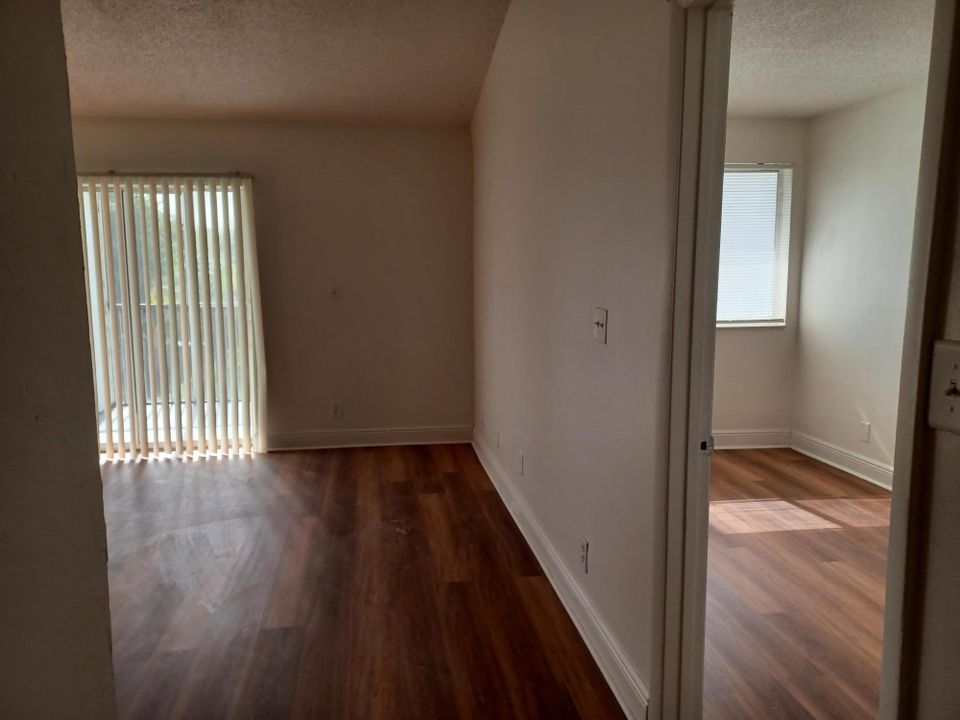 For Rent: $1,925 (2 beds, 1 baths, 835 Square Feet)