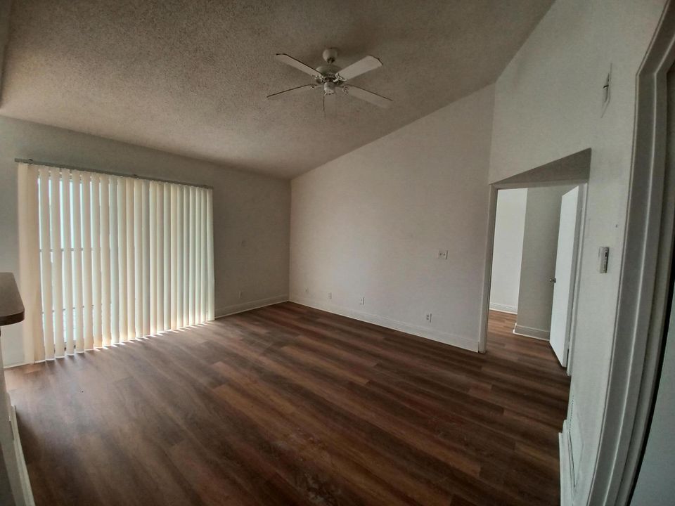 For Rent: $1,925 (2 beds, 1 baths, 835 Square Feet)